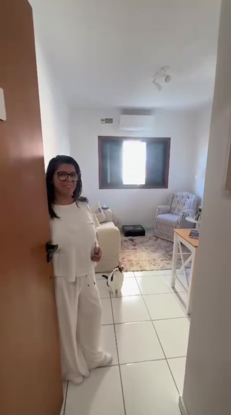 Danielli recebendo na porta da Sala 4